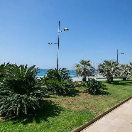 Piso Familiar Con Piscina Frente Al Mar Apartment